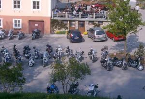 Motorräder am Parkplatz vor dem Gasthof